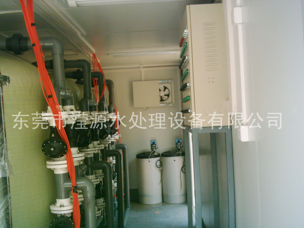 /></p><p>“中國海監(jiān)3015”船1500噸級，2012年9月開工建造，2014年1月在廣州交船，3月28日剛剛開回天津?！爸袊１O(jiān)3015”船是我國首艘交付使用的省級較大噸位維權(quán)執(zhí)法專用船。</p><p>“中國海監(jiān)3015”船不但配備了通導(dǎo)、強聲強光、高壓水炮和光電取證直升機飛行甲板等優(yōu)秀設(shè)備，具有過硬的海洋環(huán)保執(zhí)法能力，而且本身在設(shè)計上就十分環(huán)保，從自身杜絕了海洋五大污染源之一的船舶污染。</p><p>    該船較大限度實現(xiàn)節(jié)能減排，同時設(shè)置了反滲透海水淡化裝置，每天能提供10噸生活淡水。工作生活污水、廢熱水和垃圾都能夠在船內(nèi)特定設(shè)備上進(jìn)行回收或循環(huán)利用，不會傾倒污染海水。</p><p>    中國海監(jiān)天津市總隊總隊長吳樹軍介紹，“中國海監(jiān)3015”船的正式入列，極大提升本市海洋行政執(zhí)法能力，有效查處違法使用海域、損害海洋環(huán)境和資源、破壞海洋公共設(shè)施等行為。</p><p>    “中國海監(jiān)3015”船由中船重工第701研究所設(shè)計，2012年9月21日在中船黃埔文沖造船有限公司開工建造。該船總長88.9米，型寬12.2米，設(shè)計排水量1750噸，定員50人，續(xù)航力為5000海里，自持力為40晝夜，設(shè)計航速不小于20節(jié)，并配有直升機飛行甲板及艦面系統(tǒng)。該船的設(shè)計和建造綜合考慮了海上執(zhí)法取證、航行安全、海上救助和消防、生活居住等要素，布局合理、外形整體協(xié)調(diào)流暢、功能完備，配置了通導(dǎo)、強聲強光、高壓水炮、光電取證等優(yōu)秀設(shè)備，設(shè)置了直升機起降平臺及助降設(shè)備。該船在節(jié)能環(huán)保方面亮點頗多：船上設(shè)置<a href=http://m.megabio.net/products/>反滲透海水淡化裝置</a>，每天能提供10噸生活淡水。設(shè)置有兩臺處理能力3000L/天的<a href=http://m.megabio.net/chunshuishebei/>生活污水處理裝置</a>，工作生活污水能得到及時有效地處理。通過冷卻水廢熱供熱單元、多功能換熱單元和熱水/電輔雙熱源熱水爐實現(xiàn)廢熱水可循回利用。</p><p> </p></div>
						<div   id=